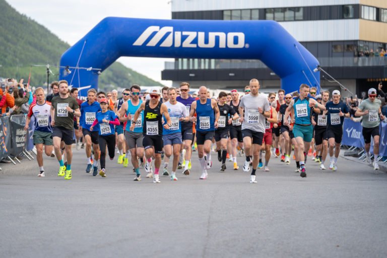 Halvmaratonen er i gang. Måtte den beste vinne. © Filip Ellingsen / Midnight Sun Marathon