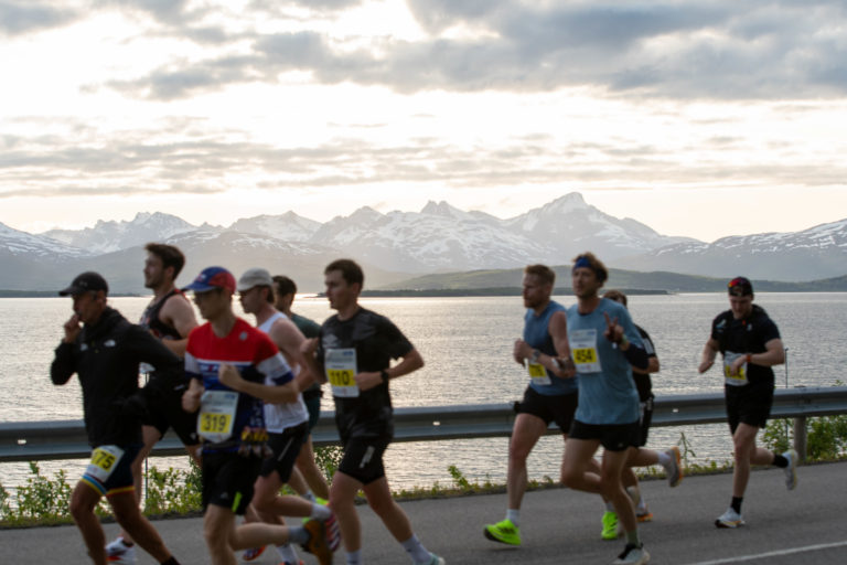 The thousand-metre peaks of Kvaløya Island in the background inspire every effort. © Jakob Bjørvig Henriksen / Midnight Sun Marathon