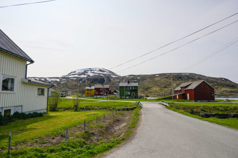 ChatGPT sa: Along the small roads in Årviksand. Inside the shop there is a coffee corner with filter coffee from a pump pot © Knut Hansvold