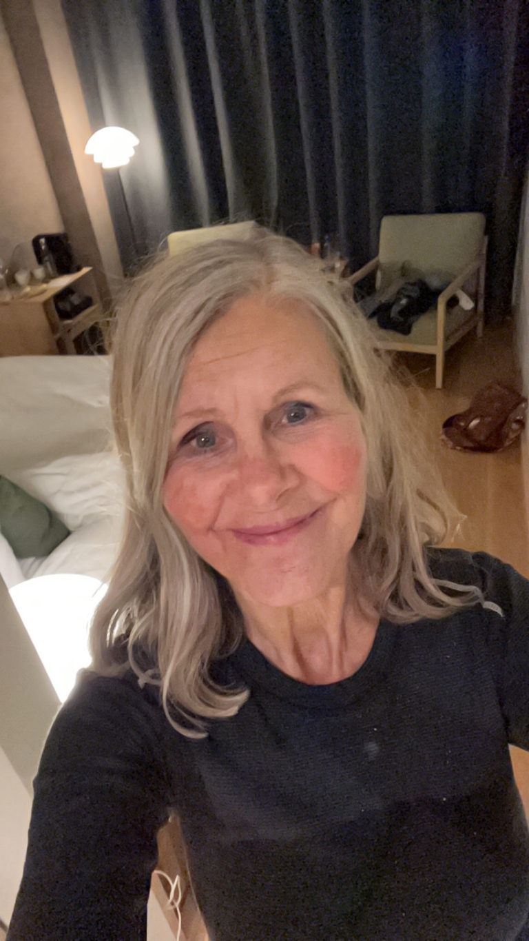 Liv Lyng Hauge på rommet sitt på Wood Hotel Bodø. Foto: Privat