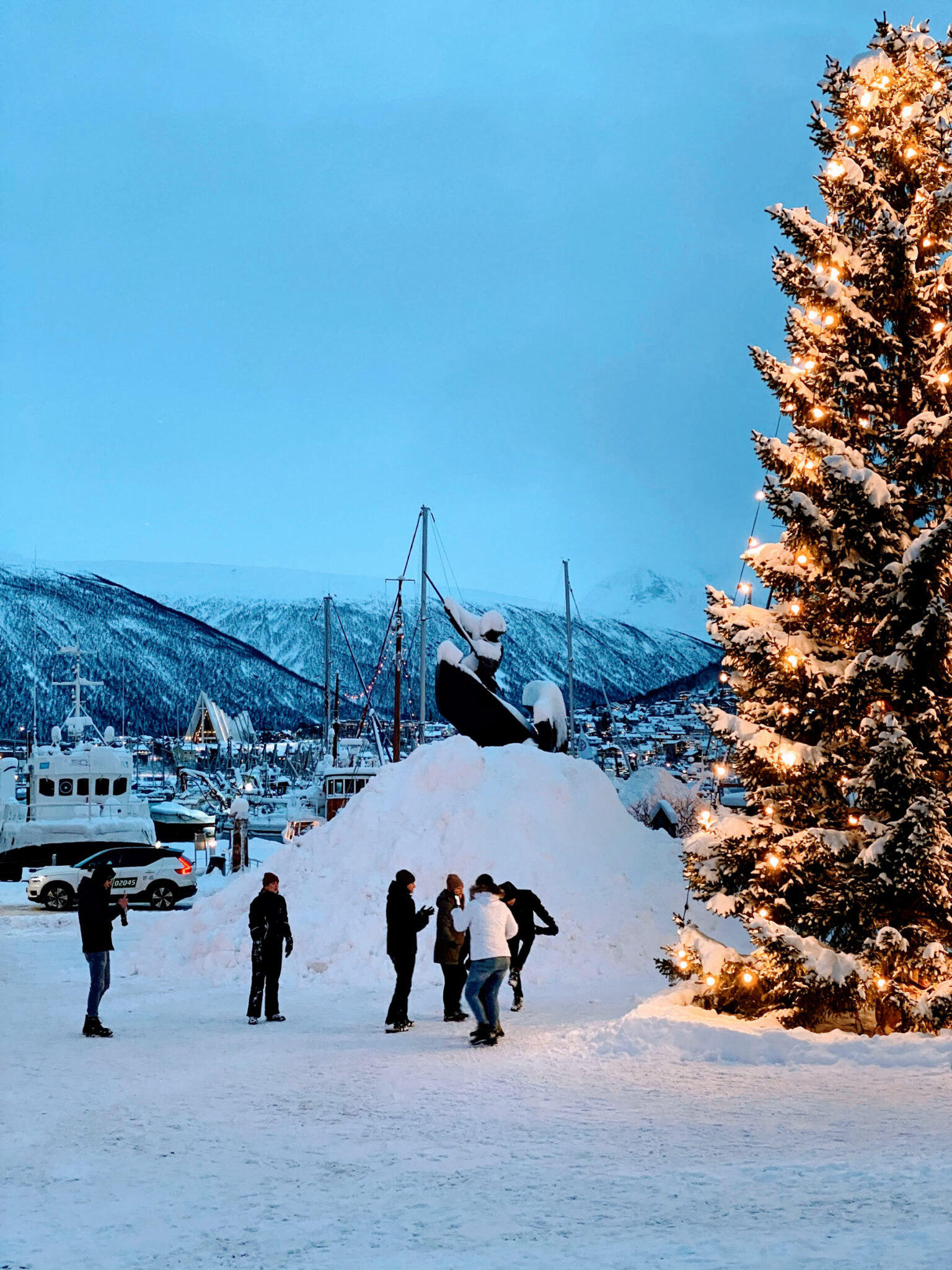 The municipality calls it a “temporary snow storage facility” – meaning giant piles of snow waiting to be trucked away. Until then, they make excellent sledding hills. © Knut Hansvold