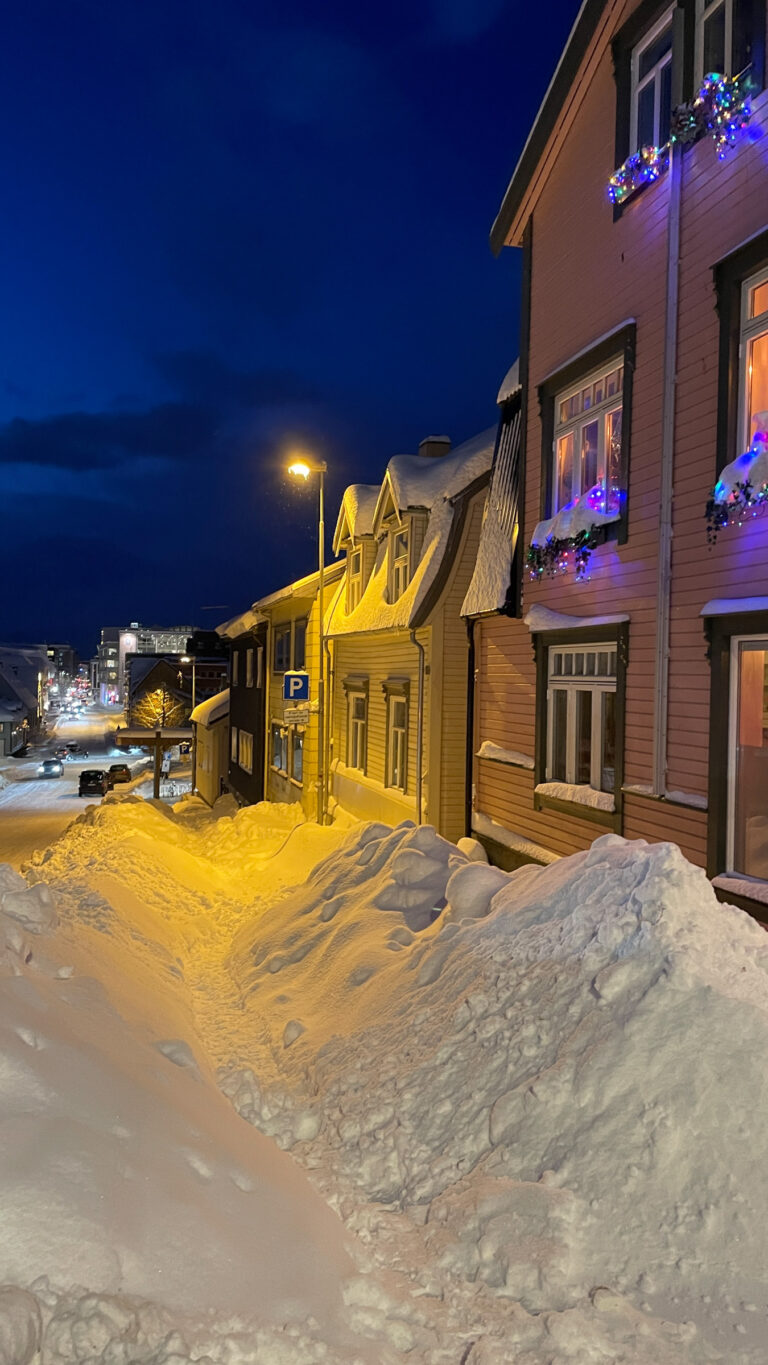 When the snow piles high, “pavement” is a very loose concept indeed. © Knut Hansvold