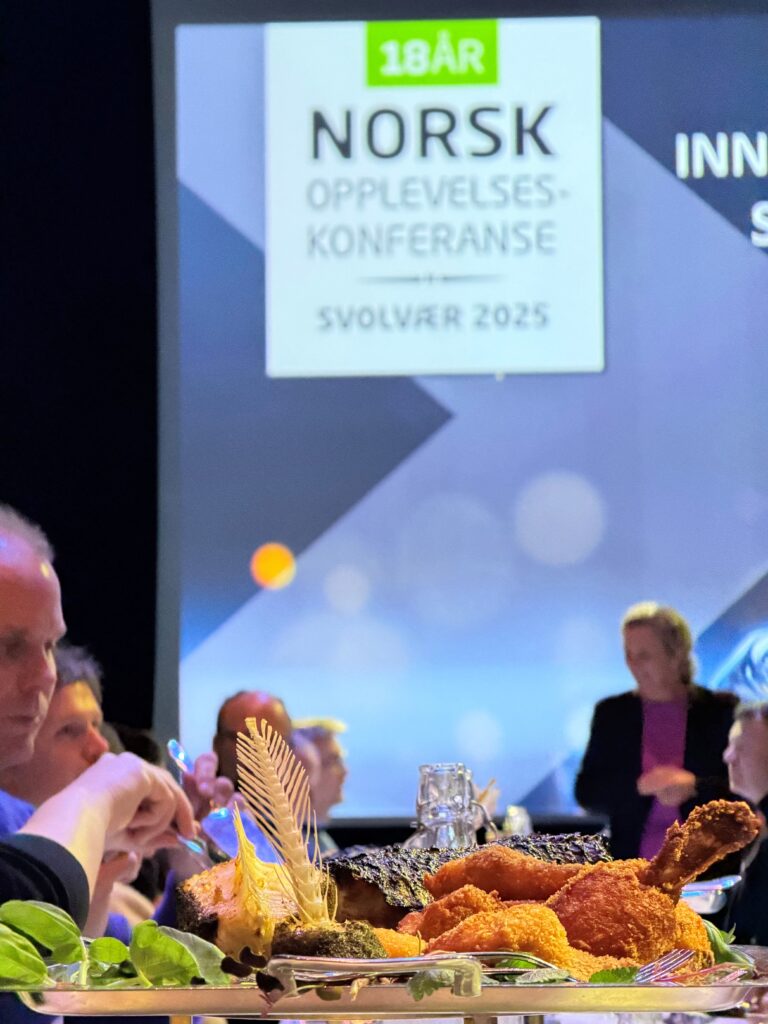 Konferansedeltakere har selv tilberedt fisken som serveres. Foto: Roger Johansen / NordNorsk Reiseliv
