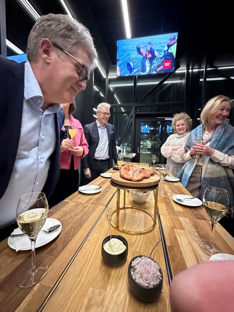 Konferansedeltakere får kursing i hvordan havets delikatesser tilbereds. Foto: Roger Johansen / NordNorsk Reiseliv