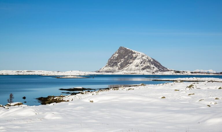Hoven on Gimsøya in Lofoten, and beyond it the mountains of Bø in Vesterålen. © Steinar Skaar / Statens vegvesen