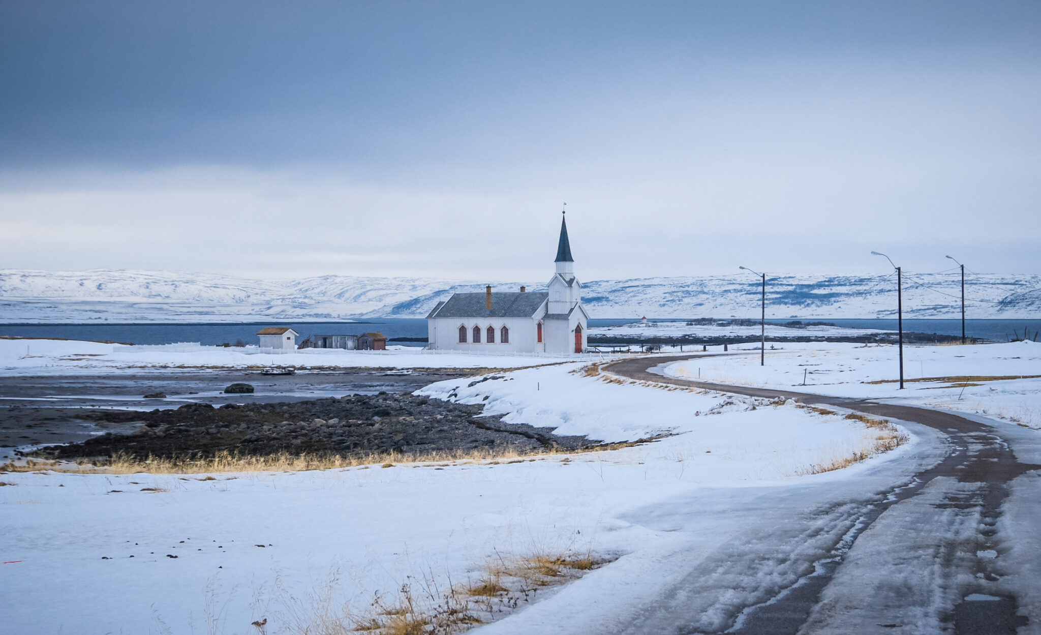 Nesseby kirke ved Nasjonal turistveg Varanger, april 2011.

Foto: Hege Lysholm, Statens vegvesen