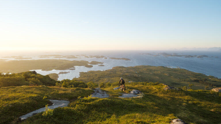 Mountain Biking in the archipelago © Kristoffer Møllevik / Visit Helgeland