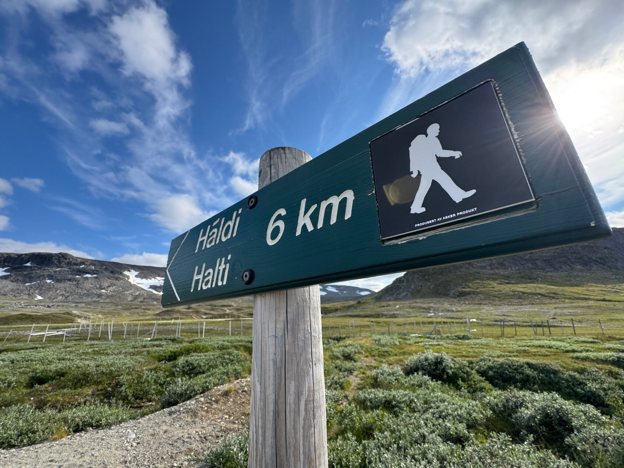 Follow the piles of rocks and do not try to straighten your track. The route is marked for your own safety and because reindeer graze in the area. It also saves time and energy to stay on the path. Prepare with your own paper map and be ready to improvise over the reindeer fence if needed.